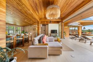 Χώρος καθιστικού στο Hidden Gem The Palms 6Br Sea View Private Pool