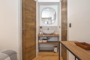 Ένα μπάνιο στο Central 4 bedroom apartment with spa access