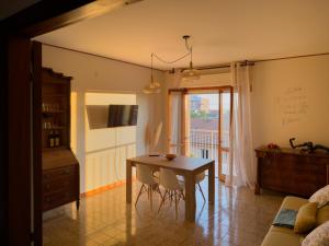 Μια τηλεόραση ή/και κέντρο ψυχαγωγίας στο Terrazza vista mare-Parcheggio gratuito -3Min A14 -Mastrangelo Beach