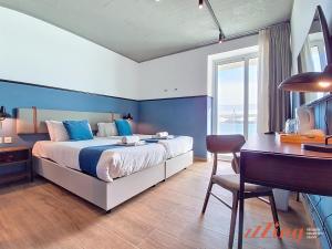 Una cama o camas en una habitación de South 32 Hotel by Zzzing