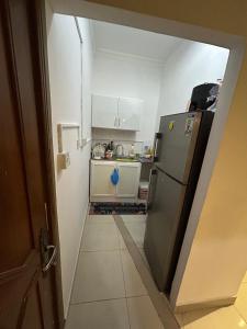 ドーハにあるStudio Studioの廊下からキッチン(冷蔵庫付)へアクセスできます。