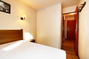 En eller flere senge i et værelse på Albane Vars 2-Room Apartment + 9 billeder