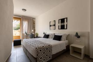 Postel nebo postele na pokoji v ubytování Seaside Palio Damnoni, Your Ultimate Escape