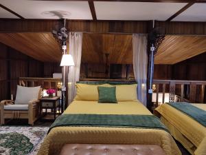 een slaapkamer met een groot bed en een stoel bij Jam's Pool Villa Langkawi in Ulu Melaka +25 foto's