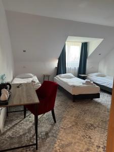 Ένα ή περισσότερα κρεβάτια σε δωμάτιο στο Zajazd Pod Gwiazdami