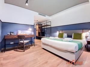 Postel nebo postele na pokoji v ubytování South 32 Hotel by Zzzing