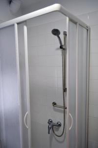 a shower with a shower head in a bathroom at Minimal Apartamentos in Tudela