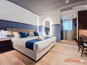 Postel nebo postele na pokoji v ubytování South 32 Hotel by Zzzing