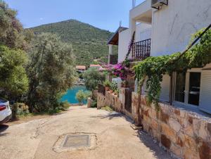 een huis met uitzicht op een meer bij Robinson Leonardo in Gdinj