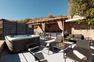 Bazén v ubytování Seaside Palio Damnoni, Your Ultimate Escape nebo v jeho okolí