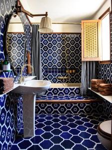 a bathroom with blue and white tiles and a sink at Casa Richello in Parcent
