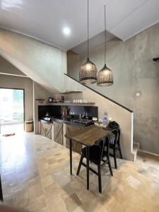 Кухня или мини-кухня в Lotus by Suasana Villa
