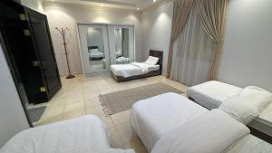 Ένα ή περισσότερα κρεβάτια σε δωμάτιο στο مسكن الهجرة