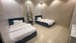 Ένα ή περισσότερα κρεβάτια σε δωμάτιο στο مسكن الهجرة +5 φωτογραφίες