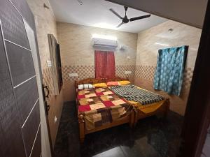 Jacobs Cottage في تيروتشتشندور: غرفة نوم صغيرة مع سرير في الغرفة