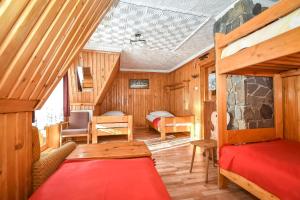 Un pat sau paturi într-o cameră la Galijanka na Gubałówce +140 fotografii