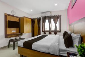 Postel nebo postele na pokoji v ubytování Hotel O Varanasi Trade Center formerly Vairaghi Villa