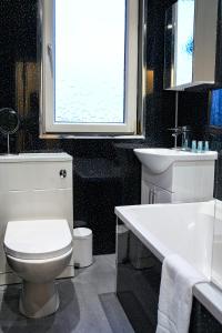 Ένα μπάνιο στο West Apartment