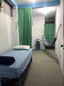 Una cama o camas en una habitación de Casinha Blue Pipa