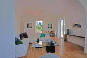 Χώρος καθιστικού στο Elegant Capri Retreat with Garden and Sea Access