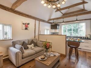 een woonkamer met een bank en een keuken bij 1 Bed in Finningham 85401 in Finningham