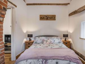 een slaapkamer met een bed en twee nachtkastjes bij 1 Bed in Finningham 85401 in Finningham