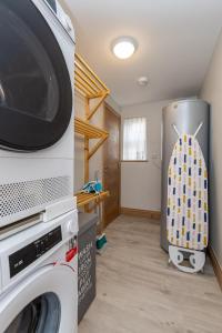 a kitchen with a washer and dryer in a room at Stanley House in Reading +18 photos