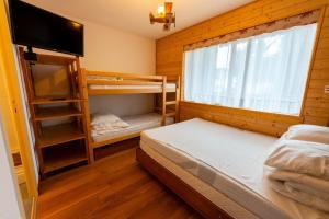 une chambre avec deux lits superposés et une fenêtre dans l'établissement Warm 29m with balcony and lake view, à Gérardmer