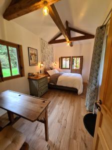 Ένα ή περισσότερα κρεβάτια σε δωμάτιο στο Domaine de la Gare - La Lampisterie