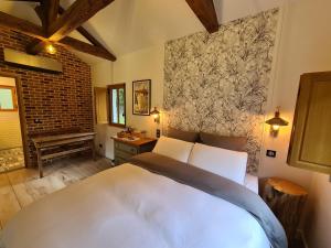 Ένα ή περισσότερα κρεβάτια σε δωμάτιο στο Domaine de la Gare - La Lampisterie