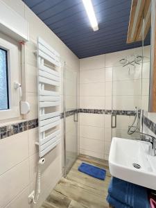 een witte badkamer met een wastafel en een douche bij Ferienwohnung und -haus am Rennsteig bei Eisenach - Angela Jaentsch in Wolfsburg-Unkeroda +42 foto's