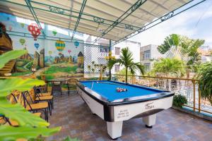una mesa de billar en una habitación con un mural en Savara Homes Garden City, en Vung Tau