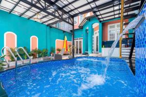una piscina con una fuente de agua en una casa en Savara Homes Garden City, en Vung Tau