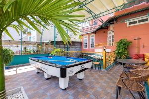 una mesa de billar en la parte superior de un patio en Savara Homes Garden City, en Vung Tau