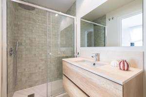 Et badeværelse på Luxury and comfort next to the beach