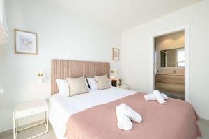 En eller flere senge i et værelse på Luxury and comfort next to the beach