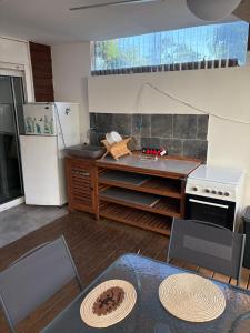 Køkken eller tekøkken på Bungalow Fleur de Tiaré