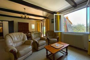 Provençal farmhouse 6 guests Peymeinade near Cannes في Peymeinade: غرفة معيشة مع كرسيين وطاولة