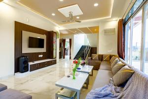 a living room with a couch and a tv at Paradise in Malavli