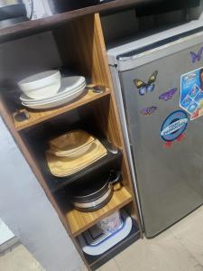 Η κουζίνα ή μικρή κουζίνα στο Secure and Cozy apartment in Magodo GRA Phase 2