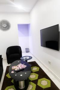 Μια τηλεόραση ή/και κέντρο ψυχαγωγίας στο Secure and Cozy apartment in Magodo GRA Phase 2