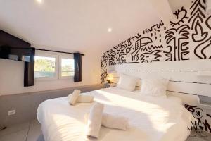 Giường trong phòng chung tại VILLA MARINA CANNES