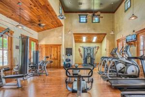 Your Life Time Memory Creates Here, Lake Views, Pickleball, Jacuzzi, infinity pool & Winery في South Jonestown Hills: صالة ألعاب رياضية بها العديد من أجهزة المشي والدراجات الرياضية