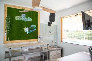 Una sala de estar con un marcador en la pared. en Mi Recreo - Casa Rural en Murcia, en Ojós