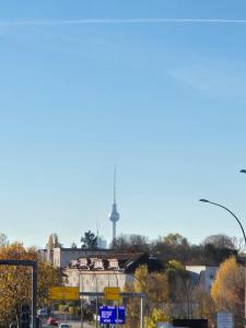 Blick auf eine Stadt mit einem Wasserturm im Hintergrund in der Unterkunft GASTEM UG in Berlin