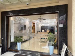 een groot glazen raam met twee potplanten erin. bij Moon hotel in Yakkasaray