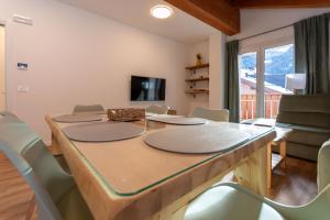 een eetkamer met een tafel en stoelen bij Hapina Dolomiti in Cencenighe