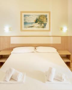 1 cama blanca grande con 2 toallas blancas. en Residence Besass, GTSGroup, en Tignale 51 fotos más