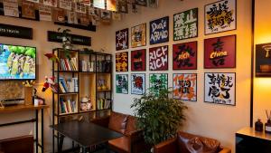 Μια τηλεόραση ή/και κέντρο ψυχαγωγίας στο Beijing Liangcang Hotel Nearby Tiananmen Square the Forbidden City and Temple of Heaven Free registration service for Tiananmen access 200 meters from the subway Beijing Cultural Hub Free coffee & free laundry service Shuttle bus to the Great Wall