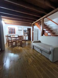 una sala de estar con un sofá y una mesa en Cabaña La Sonrisa, en Maldonado